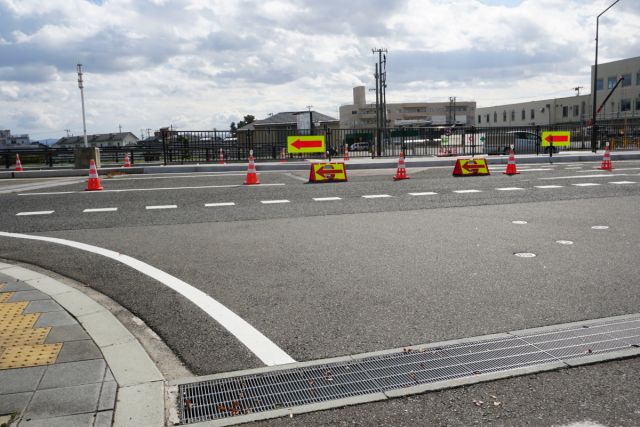 山居倉庫前の道路の4車線化が完成しました。
